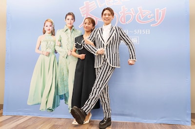 サービス精神たっぷりにポスターと同じポーズをとる翼和希（右）と千咲えみ（左）。足先を浮かせるのは翼のこだわり。