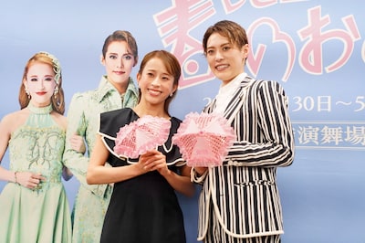 桜ミニパラソルを持つ翼和希（右）と千咲えみ（左）。