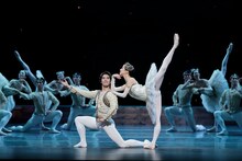 吉田都「古典バレエの持つ普遍的な本質を受け継いで」、新国立劇場バレエ団「ライモンダ」開幕