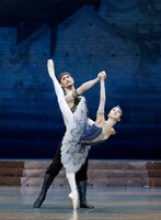 新国立劇場バレエ団「ライモンダ」より。（撮影：瀬戸秀美）