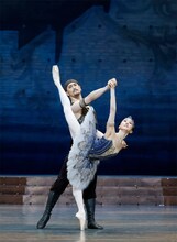 吉田都「古典バレエの持つ普遍的な本質を受け継いで」、新国立劇場バレエ団「ライモンダ」開幕