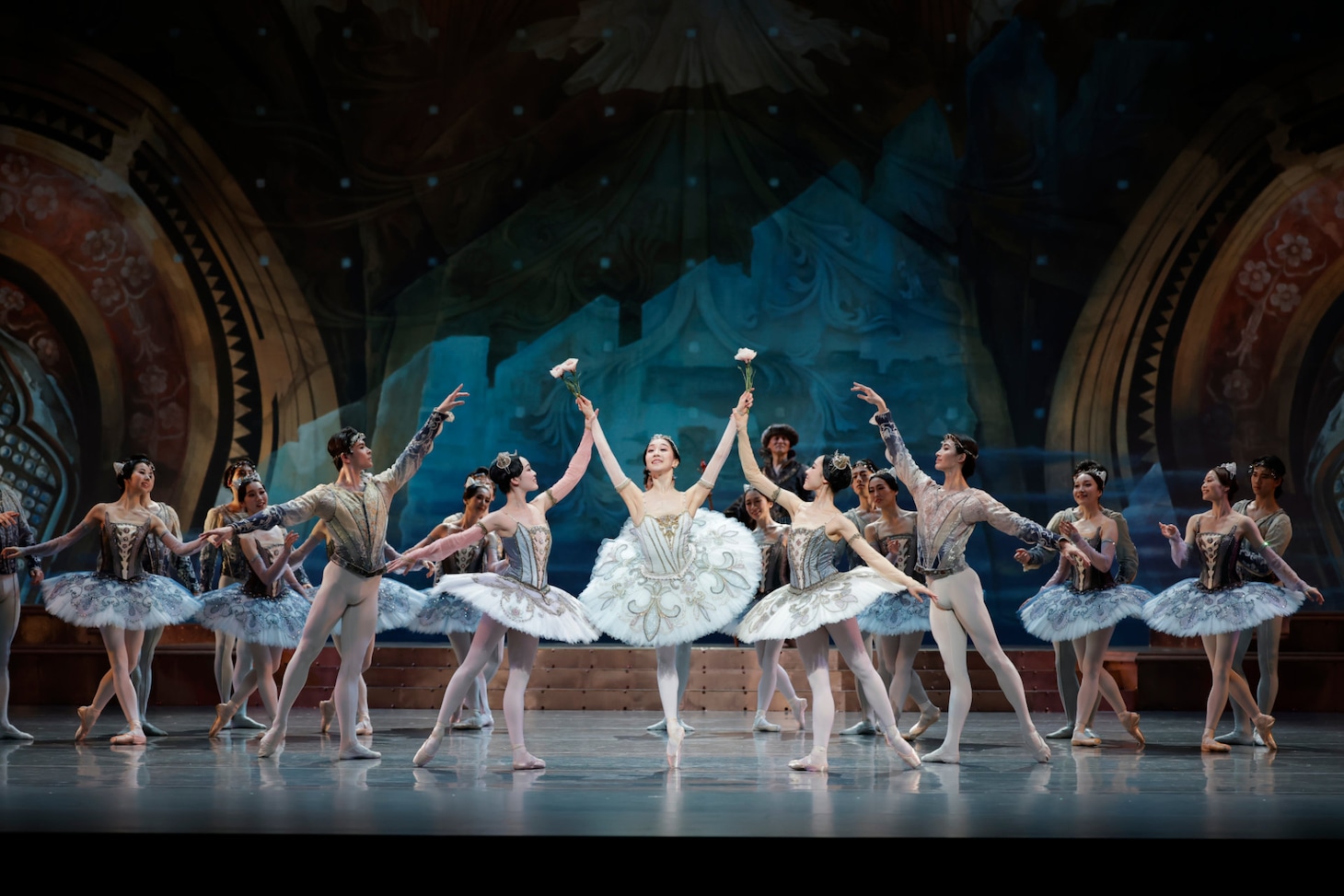 吉田都「古典バレエの持つ普遍的な本質を受け継いで」、新国立劇場バレエ団「ライモンダ」開幕