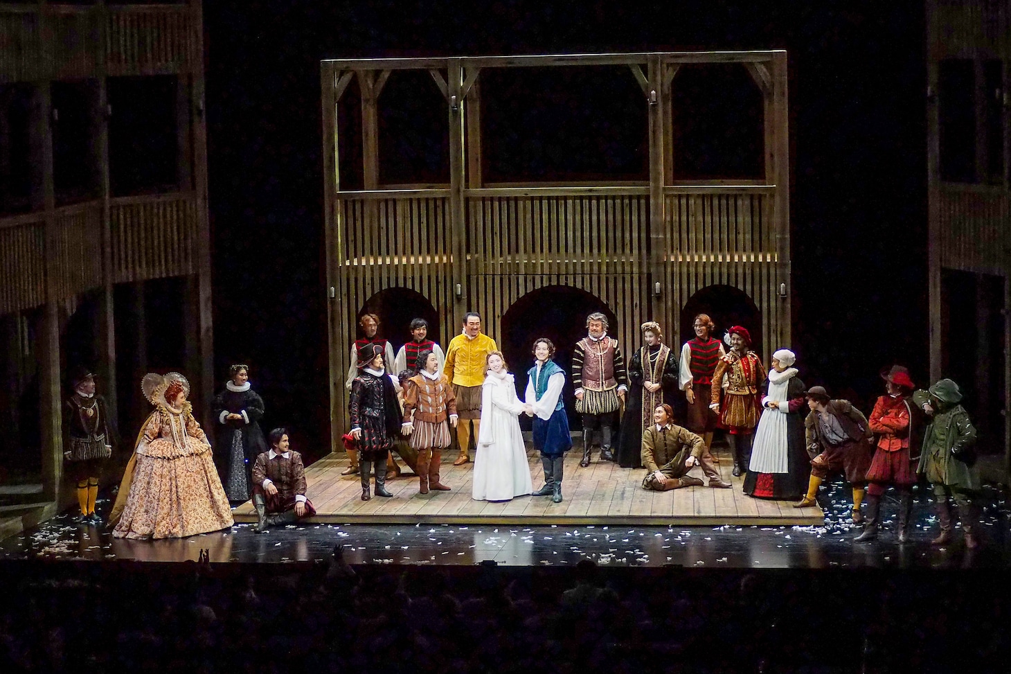 劇団四季「恋におちたシェイクスピア」2026年 京都公演より、カーテンコールの様子。