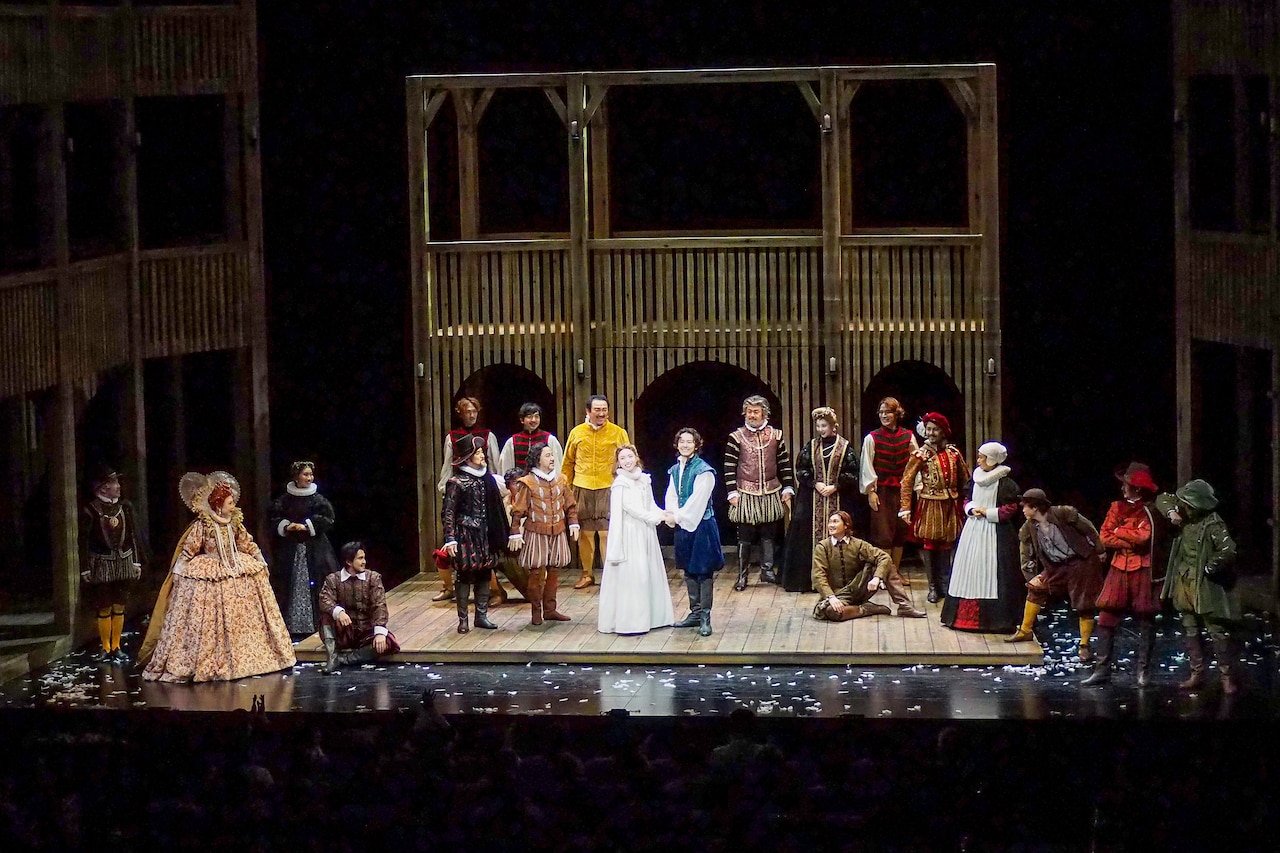 劇団四季「恋におちたシェイクスピア」2026年 京都公演より、カーテンコールの様子。