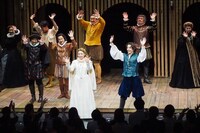 劇団四季「恋におちたシェイクスピア」2026年 京都公演より、カーテンコールの様子。