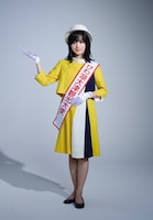 成瀬あかり役の山下美月が大津びわ湖観光大使の衣裳を身につけたビジュアル。