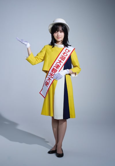 成瀬あかり役の山下美月が大津びわ湖観光大使の衣裳を身につけたビジュアル。