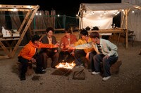 「ふぉゆどう」より、ふぉ～ゆ～と藤村忠寿氏が焚き火を囲んで乾杯する様子、