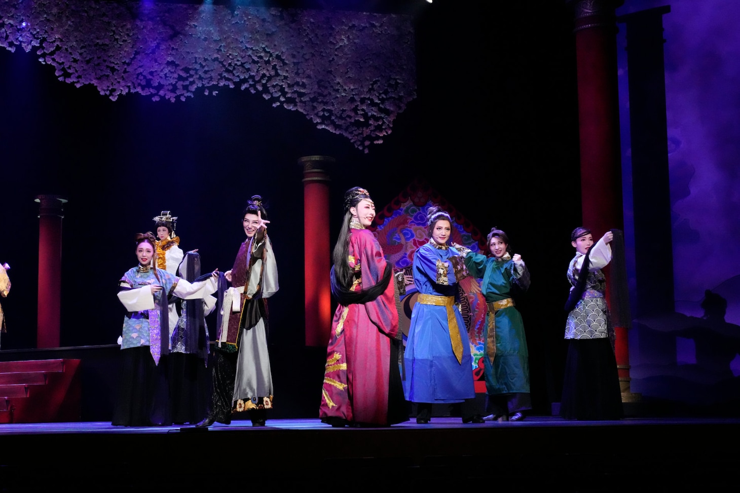 OSK日本歌劇団「レビュー 春のおどり」より、「たまきはる 命の雫」の様子。©松竹