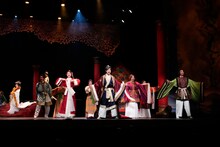 OSK日本歌劇団「レビュー 春のおどり」より、「たまきはる 命の雫」の様子。©松竹