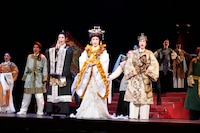 OSK日本歌劇団「レビュー 春のおどり」より、「たまきはる 命の雫」の様子。©松竹