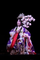 OSK日本歌劇団「レビュー 春のおどり」より、「たまきはる 命の雫」の様子。©松竹