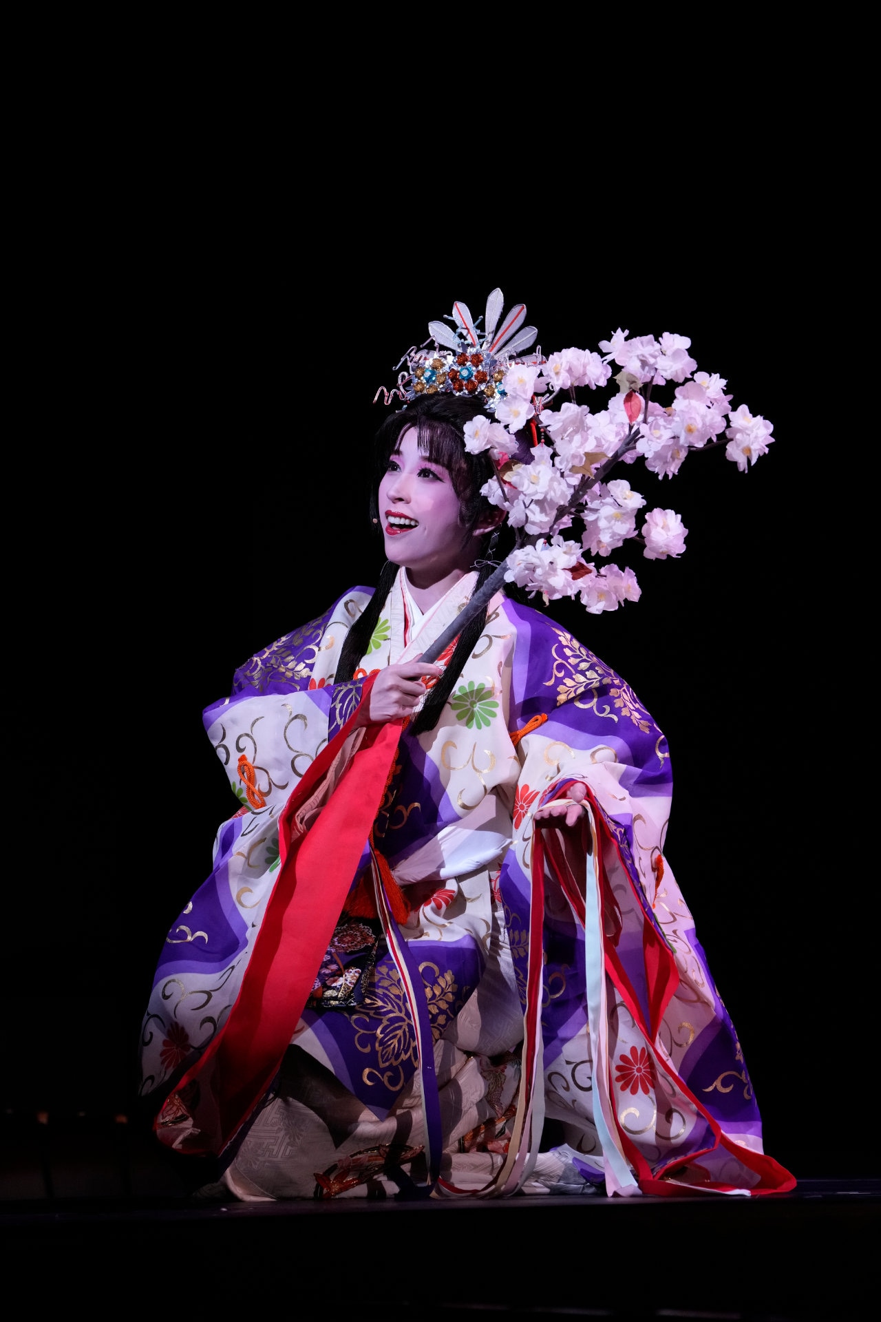 OSK日本歌劇団「レビュー 春のおどり」より、「たまきはる 命の雫」の様子。©松竹