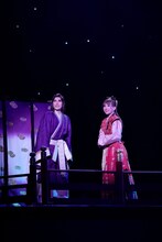 OSK日本歌劇団「レビュー 春のおどり」より、「たまきはる 命の雫」の様子。©松竹