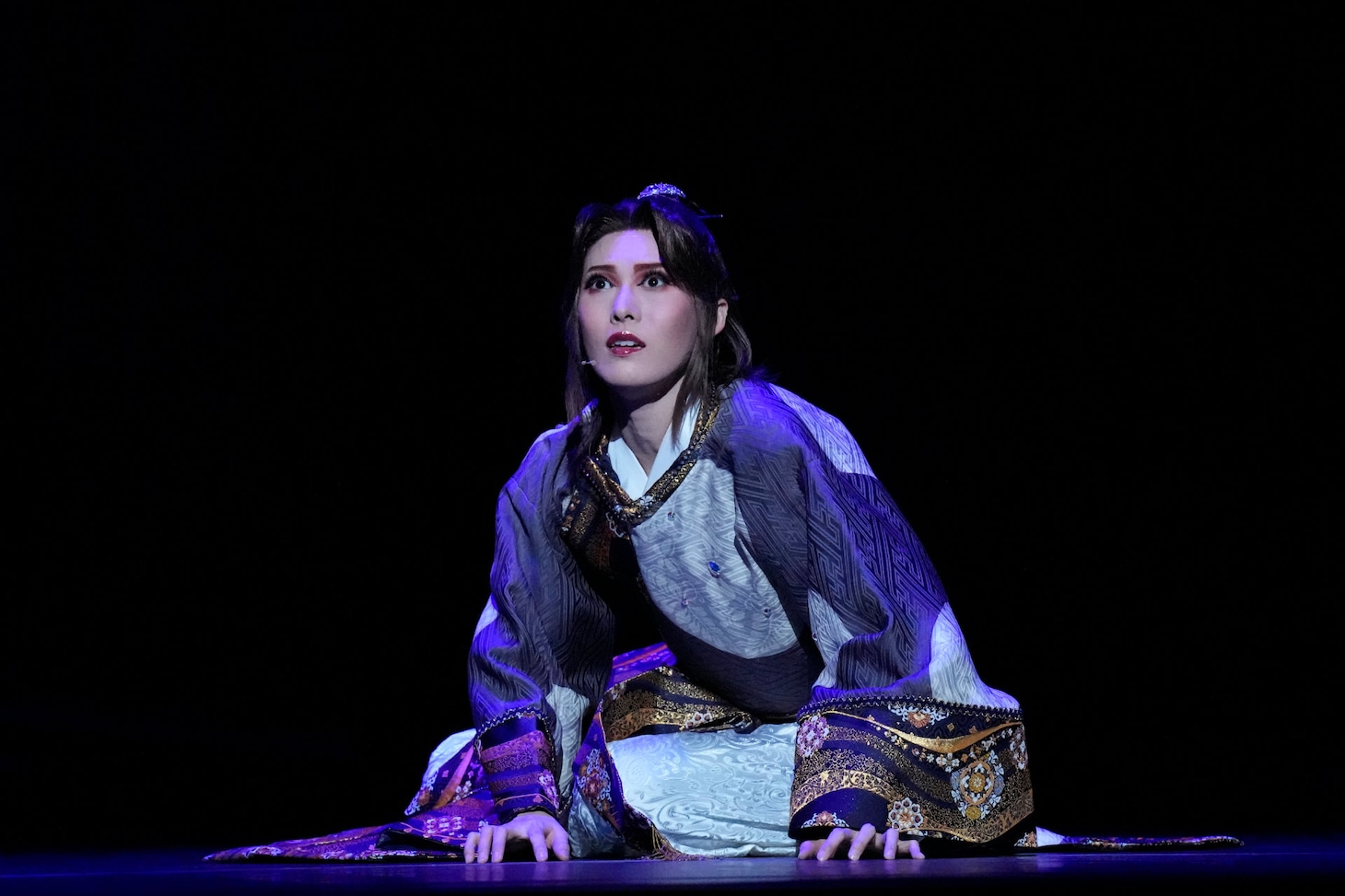 OSK日本歌劇団「レビュー 春のおどり」より、「たまきはる 命の雫」の様子。©松竹