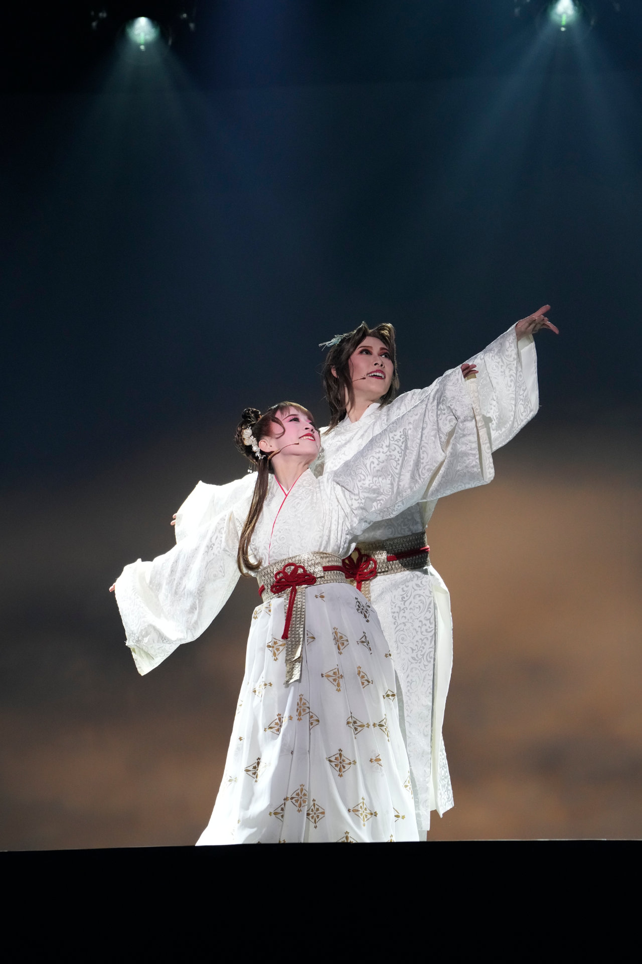 OSK日本歌劇団「レビュー 春のおどり」より、「たまきはる 命の雫」の様子。©松竹