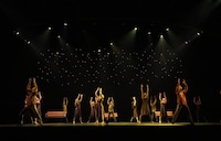 OSK日本歌劇団「レビュー 春のおどり」より、「Silenphony─サイレンフォニー─」の様子。©松竹