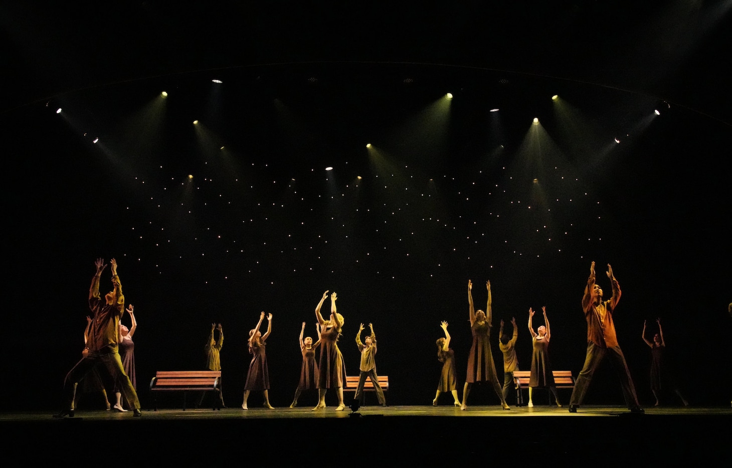 OSK日本歌劇団「レビュー 春のおどり」より、「Silenphony─サイレンフォニー─」の様子。©松竹