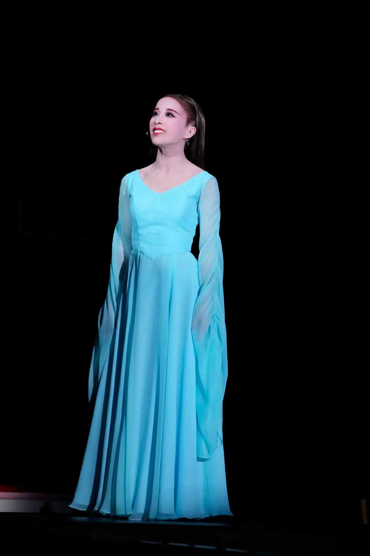 OSK日本歌劇団「レビュー 春のおどり」より、「Silenphony─サイレンフォニー─」の様子。©松竹