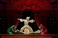 OSK日本歌劇団「レビュー 春のおどり」より、「Silenphony─サイレンフォニー─」の様子。©松竹