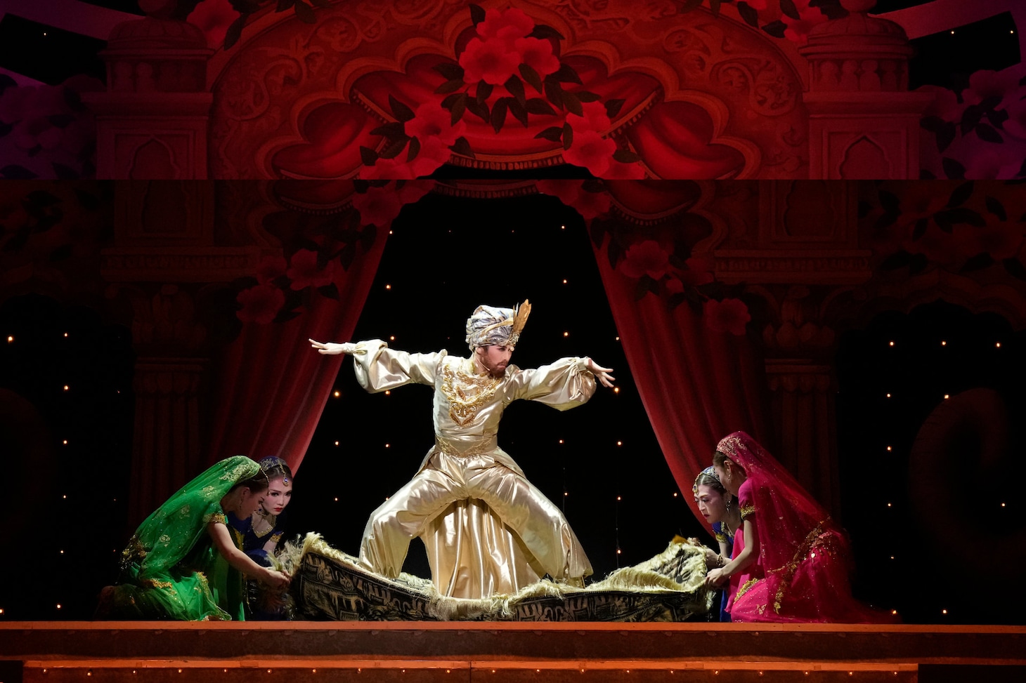 OSK日本歌劇団「レビュー 春のおどり」より、「Silenphony─サイレンフォニー─」の様子。©松竹