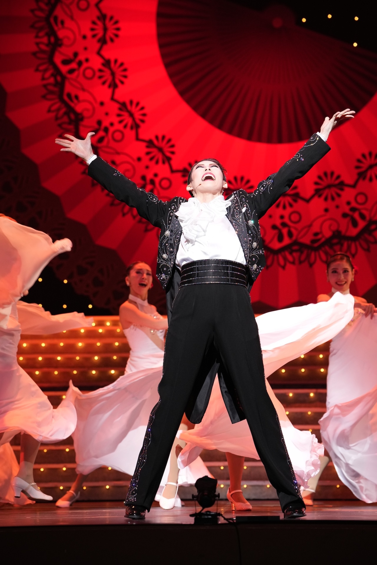 OSK日本歌劇団「レビュー 春のおどり」より、「Silenphony─サイレンフォニー─」の様子。©松竹