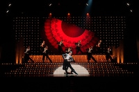 OSK日本歌劇団「レビュー 春のおどり」より、「Silenphony─サイレンフォニー─」の様子。©松竹