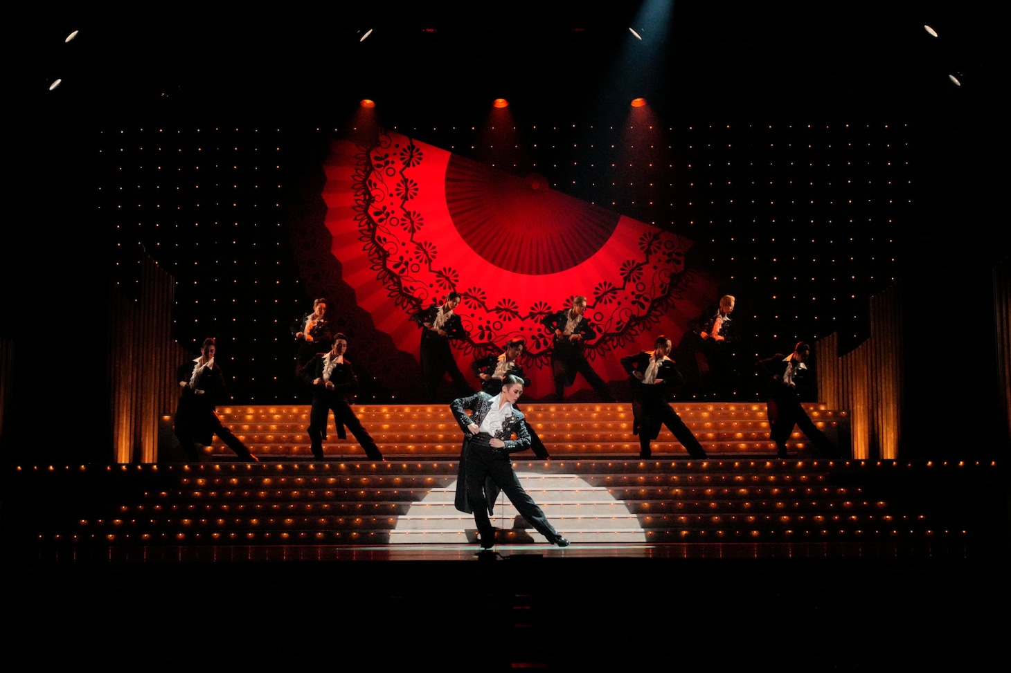 OSK日本歌劇団「レビュー 春のおどり」より、「Silenphony─サイレンフォニー─」の様子。©松竹