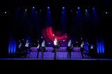 OSK日本歌劇団「レビュー 春のおどり」より、「Silenphony─サイレンフォニー─」の様子。©松竹