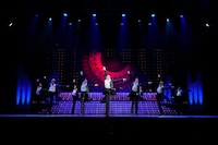 OSK日本歌劇団「レビュー 春のおどり」より、「Silenphony─サイレンフォニー─」の様子。©松竹