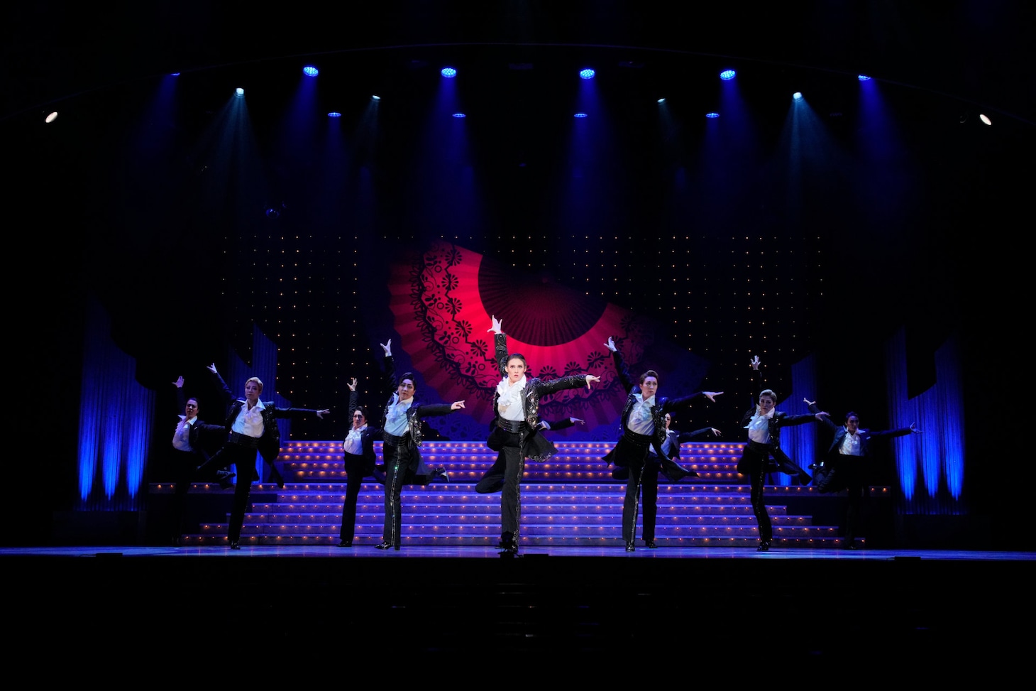 OSK日本歌劇団「レビュー 春のおどり」より、「Silenphony─サイレンフォニー─」の様子。©松竹