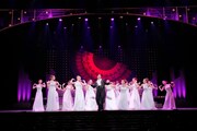 OSK日本歌劇団「レビュー 春のおどり」より、「Silenphony─サイレンフォニー─」の様子。©松竹