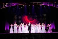 OSK日本歌劇団「レビュー 春のおどり」より、「Silenphony─サイレンフォニー─」の様子。©松竹