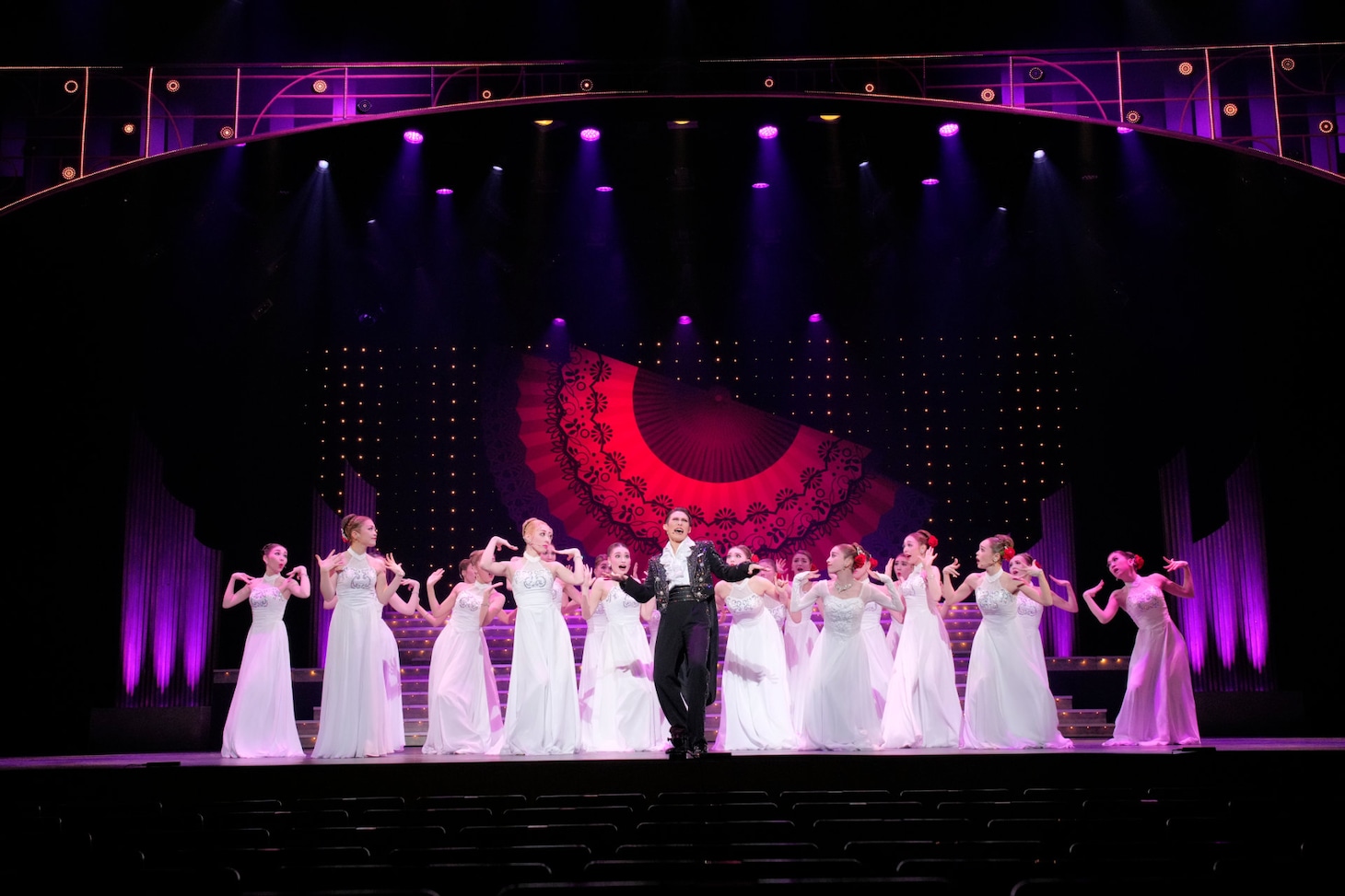 OSK日本歌劇団「レビュー 春のおどり」より、「Silenphony─サイレンフォニー─」の様子。©松竹