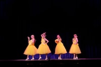 OSK日本歌劇団「レビュー 春のおどり」より、「Silenphony─サイレンフォニー─」の様子。©松竹