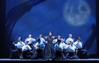 OSK日本歌劇団「レビュー 春のおどり」より、「Silenphony─サイレンフォニー─」の様子。©松竹