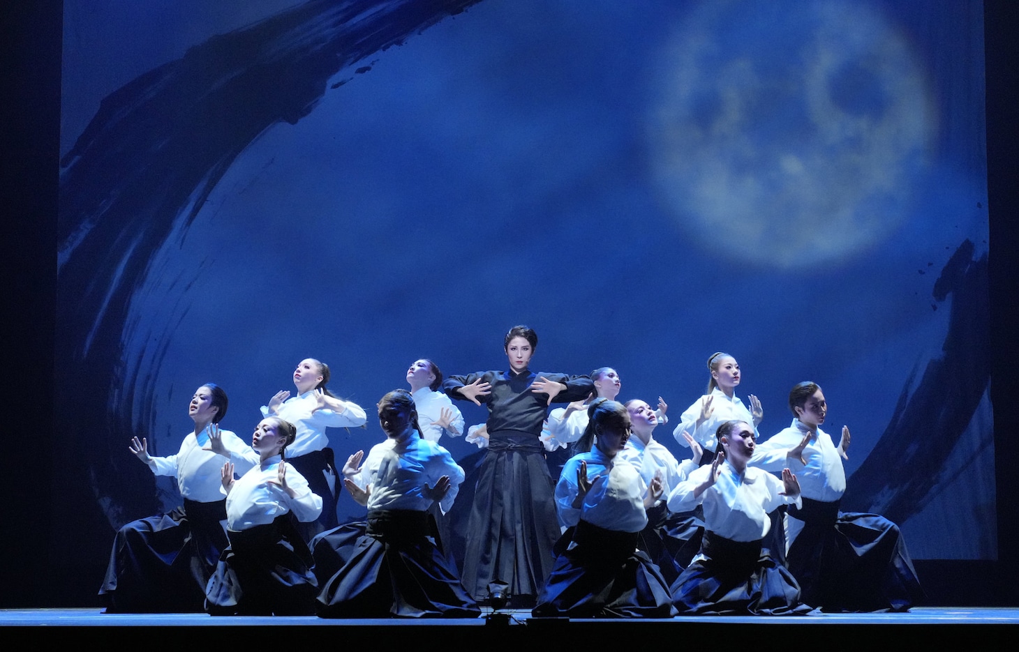 OSK日本歌劇団「レビュー 春のおどり」100周年、翼和希が感慨「運命だと感じています」