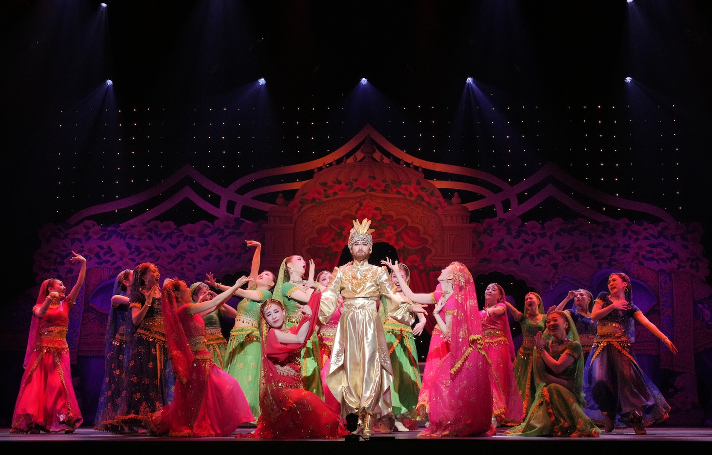 OSK日本歌劇団「レビュー 春のおどり」より、「Silenphony─サイレンフォニー─」の様子。©松竹