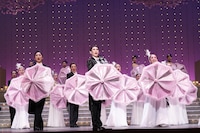 OSK日本歌劇団「レビュー 春のおどり」より、「Silenphony─サイレンフォニー─」の様子。©松竹
