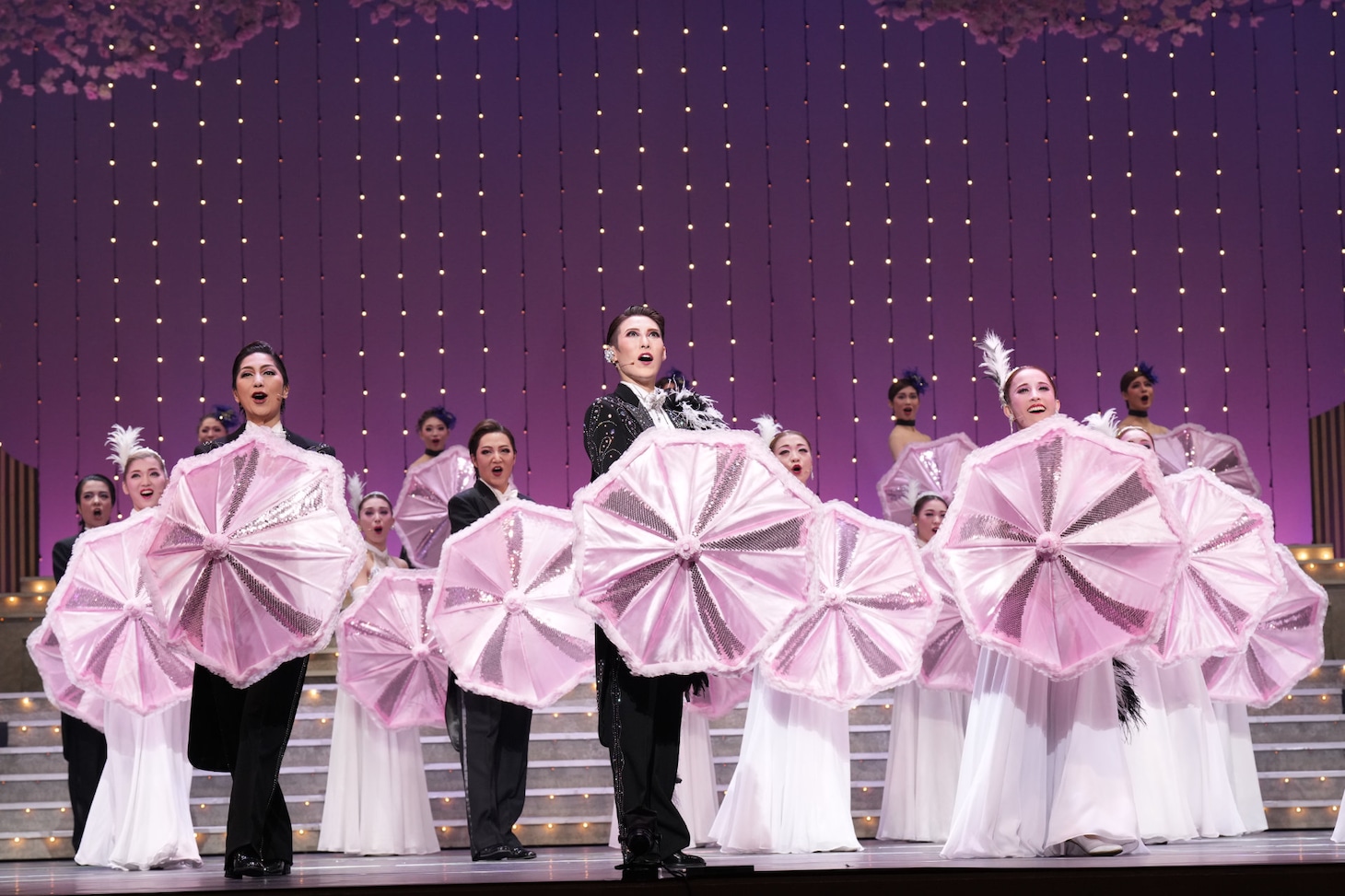 OSK日本歌劇団「レビュー 春のおどり」より、「Silenphony─サイレンフォニー─」の様子。©松竹