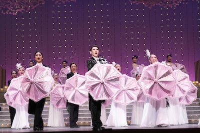 OSK日本歌劇団「レビュー 春のおどり」より、「Silenphony─サイレンフォニー─」の様子。©松竹