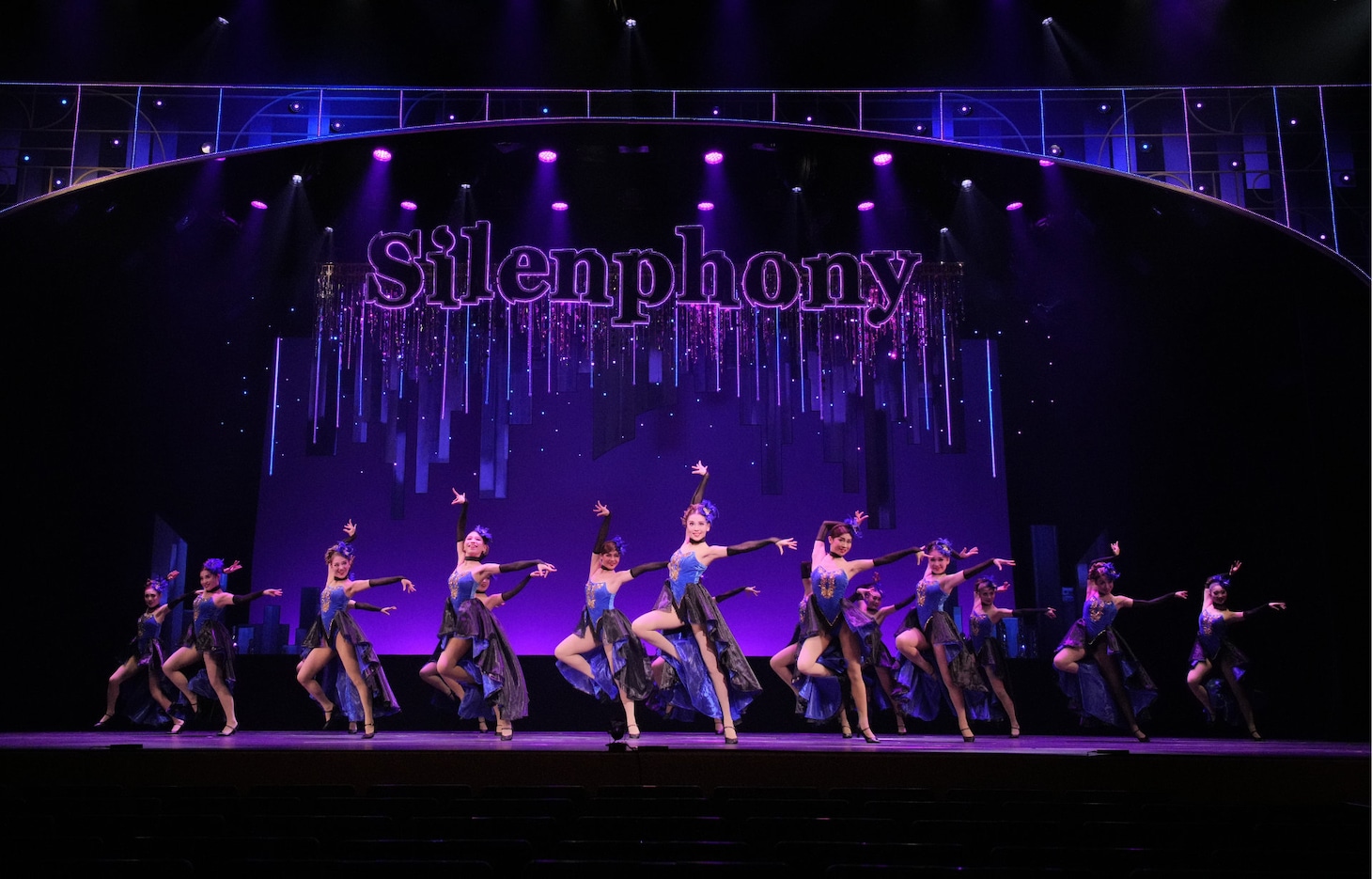 OSK日本歌劇団「レビュー 春のおどり」より、「Silenphony─サイレンフォニー─」の様子。©松竹