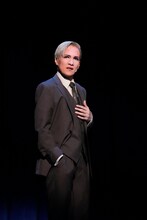 OSK日本歌劇団「レビュー 春のおどり」より、「Silenphony─サイレンフォニー─」の様子。©松竹