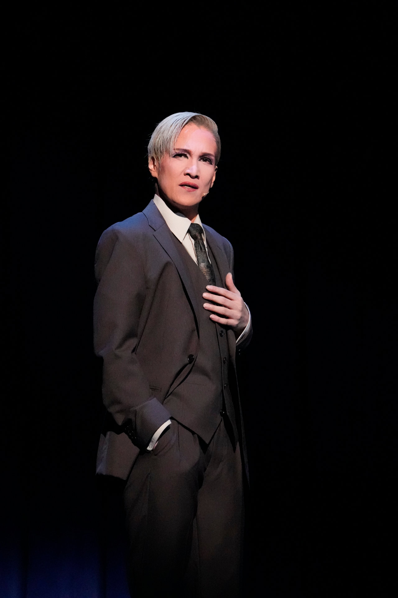 OSK日本歌劇団「レビュー 春のおどり」より、「Silenphony─サイレンフォニー─」の様子。©松竹