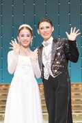 OSK日本歌劇団「レビュー 春のおどり」囲み取材より、左から千咲えみ、翼和希。©松竹