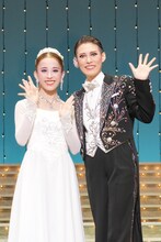 OSK日本歌劇団「レビュー 春のおどり」囲み取材より、左から千咲えみ、翼和希。©松竹