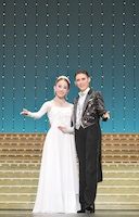 OSK日本歌劇団「レビュー 春のおどり」囲み取材より、左から千咲えみ、翼和希。©松竹