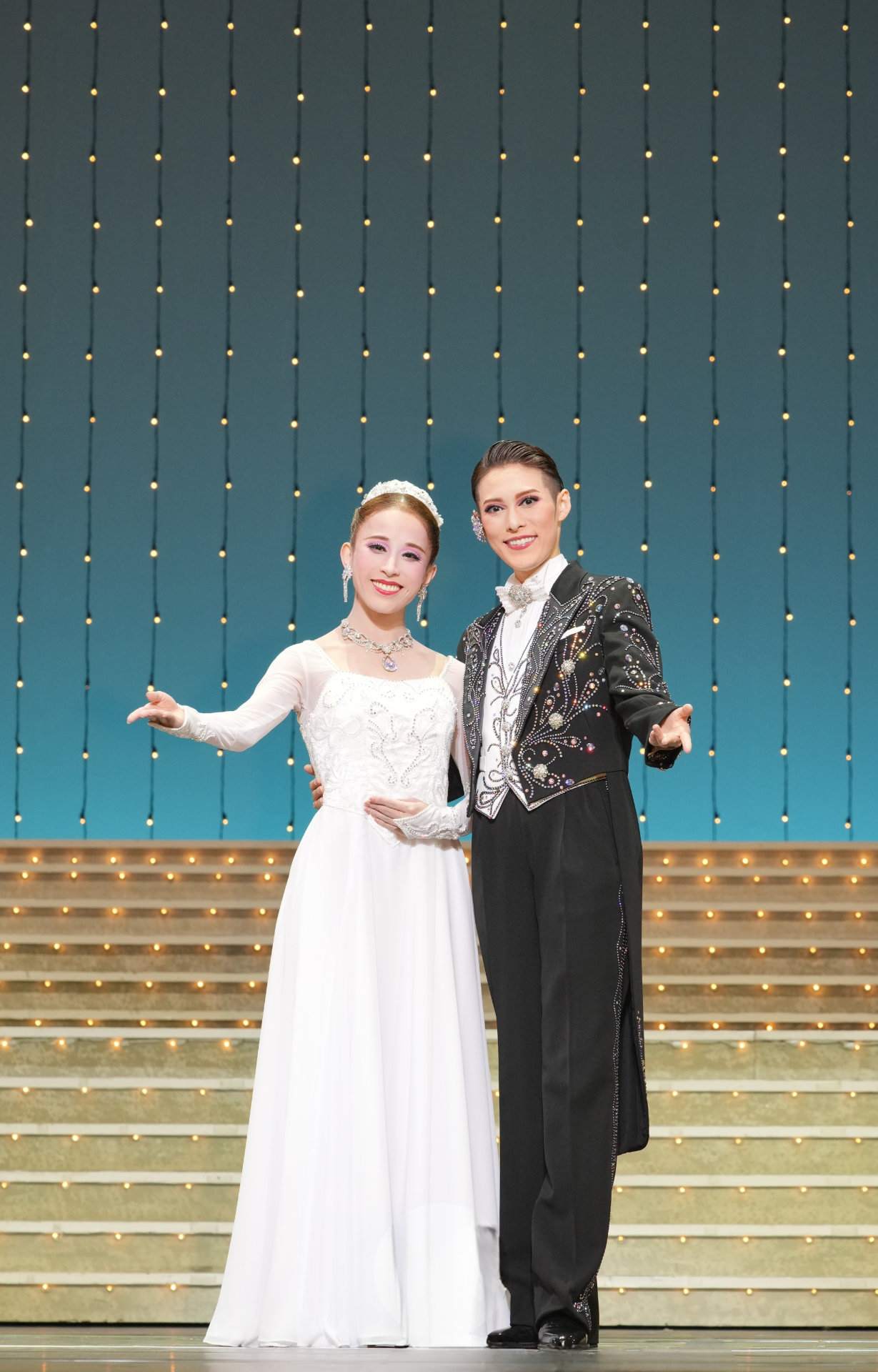 OSK日本歌劇団「レビュー 春のおどり」囲み取材より、左から千咲えみ、翼和希。©松竹