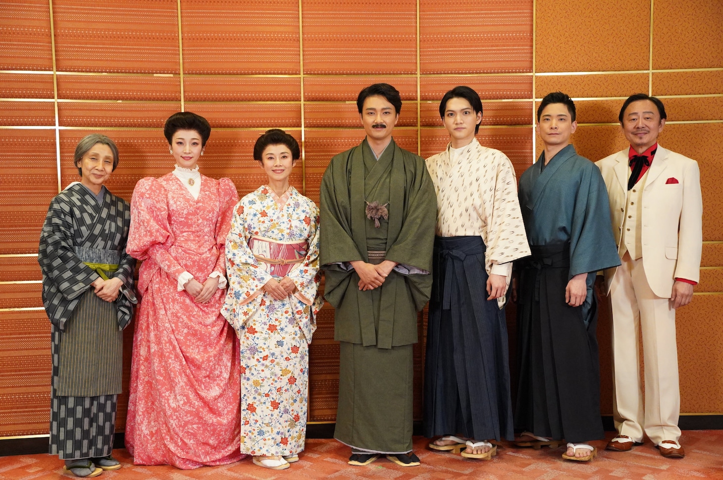 ミュージカル「アイ・ラブ・坊っちゃん」囲み取材より。左から春風ひとみ、彩みちる、土居裕子、井上芳雄、三浦宏規、小林唯、松尾貴史。
