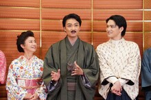ミュージカル「アイ・ラブ・坊っちゃん」囲み取材より。左から土居裕子、井上芳雄、三浦宏規。